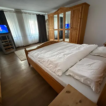 1 Mai Sara Apartment *
